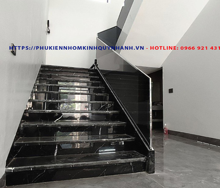 Lưu ý lắp đặt u thép âm sàn chân cầu thang lan can kính 1