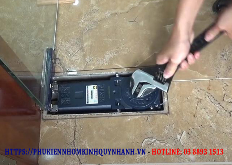 Cách thay dầu bản lề cửa thủy lực 1 Cách thay dầu bản lề cửa thủy lực 1