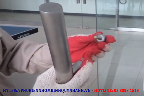 Hướng dẫn lắp tay nắm cửa kính chi tiết từng bước 1 Hướng dẫn lắp tay nắm cửa kính chi tiết từng bước 1